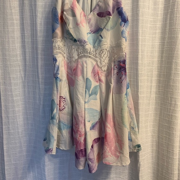 Floral Romper with lace cutout 🌸 - Picture 4 of 8